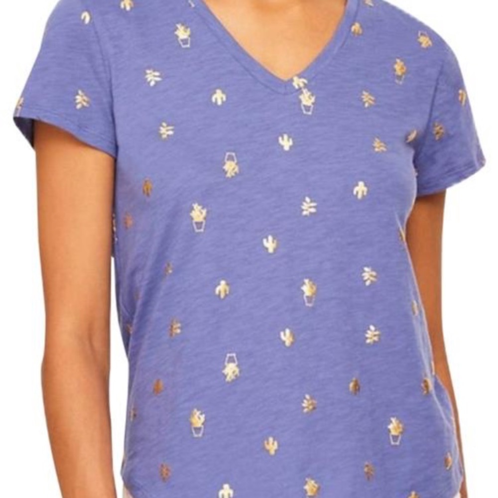 🌸 GUC V Neck Loft tee with gold accents, Sz S